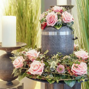 Blumenschmuck für Ihre Trauerfeier oderr Grabstätte organisert Bestattungen Lohmann