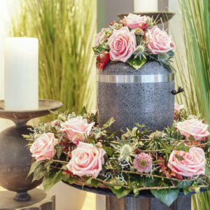 Blumenschmuck-1-300x300 Weiße Urne